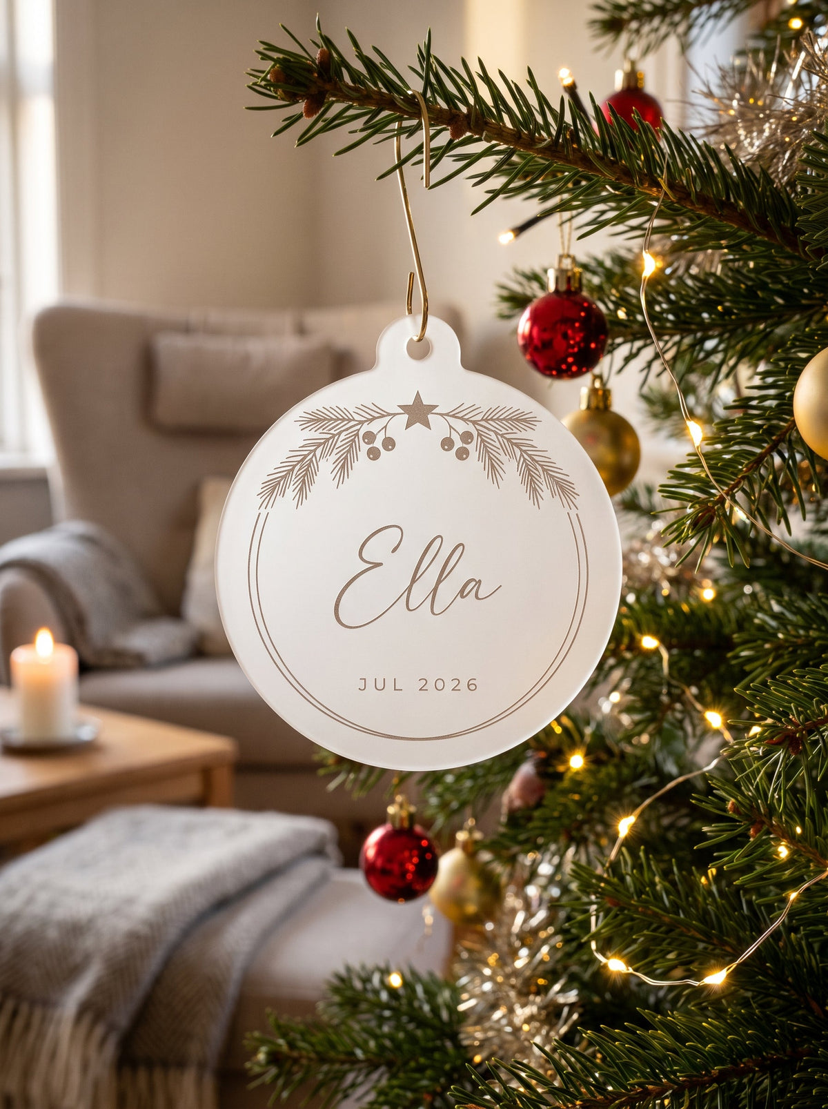 Noel, julekugle i frostet akryl med navnet Ella, på juletræet