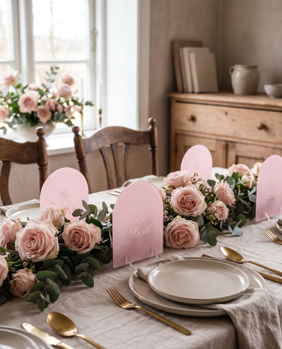 Siv: 10 buede navneskilte i pink akryl til bryllup – i brug