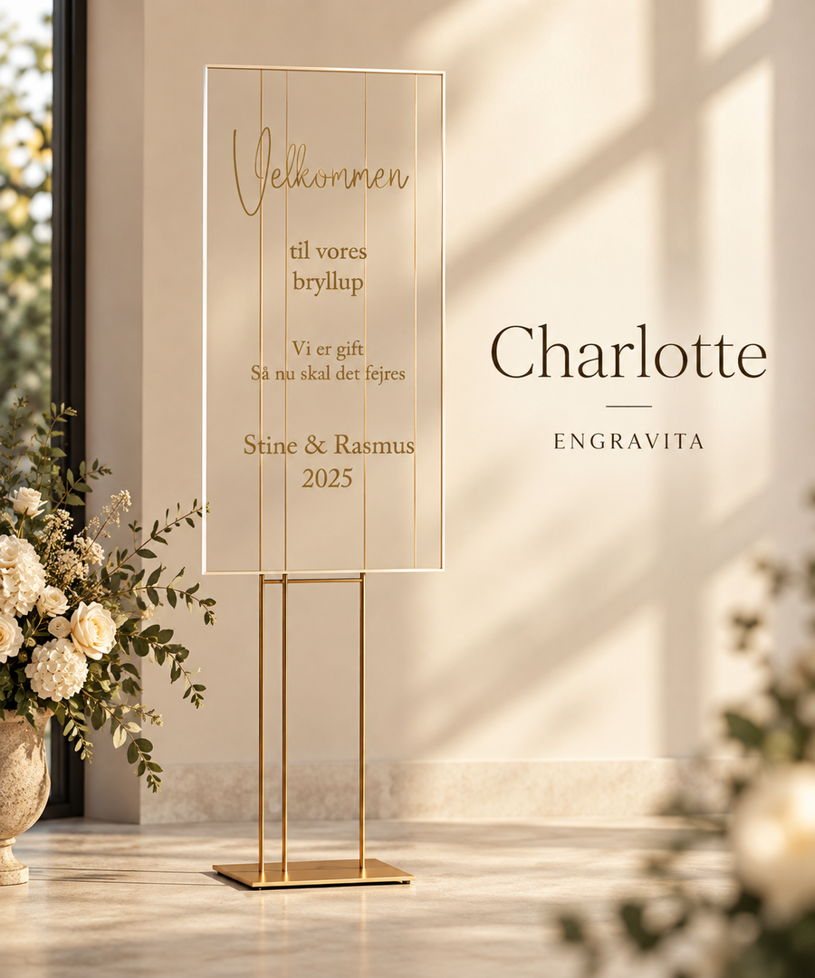 Charlotte – højt velkomstskilt i klar akryl med gyldne bogstaver – minimalistisk produktplakat