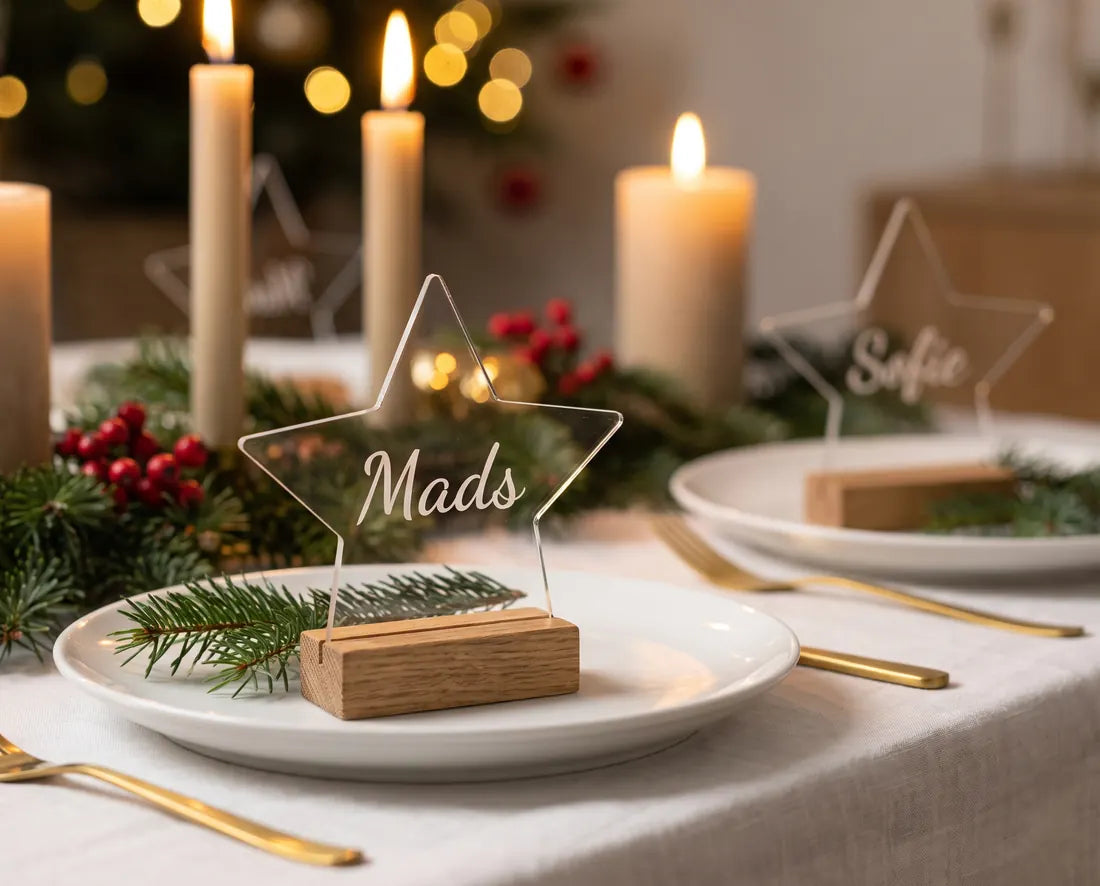 Stjerneformet bordkort i akryl med navnet Mads på et dækket julebord
