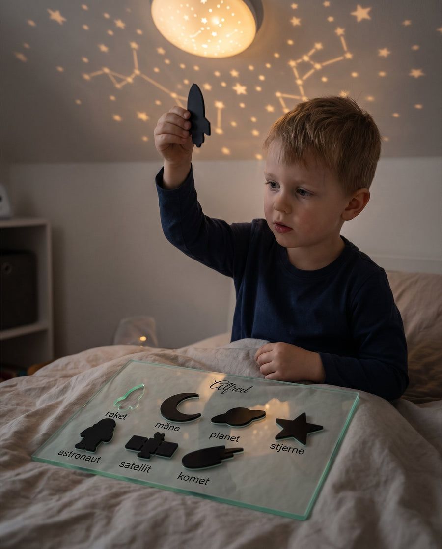 Brummer: figurplade i glass look akryl med raket og rummet – i brug