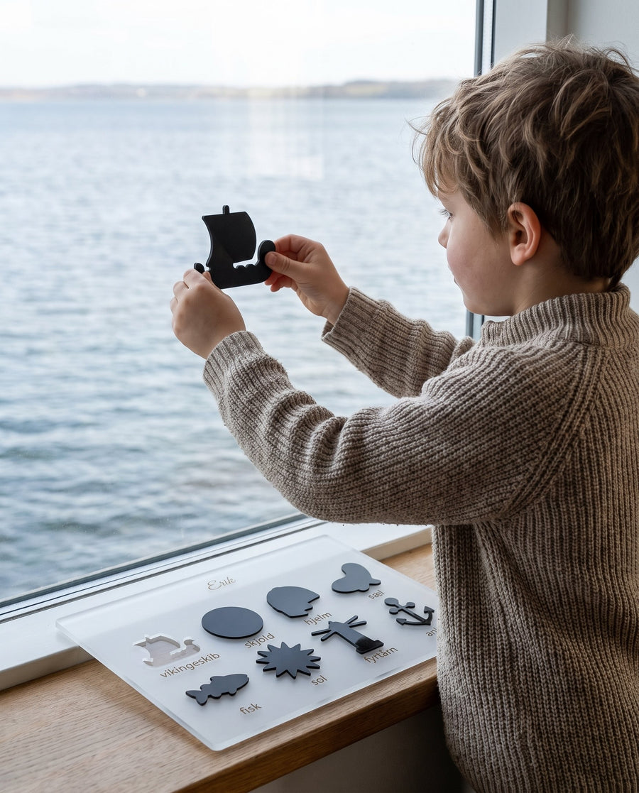 Sæl: figurplade i akryl med vikingeskib og havet – i brug