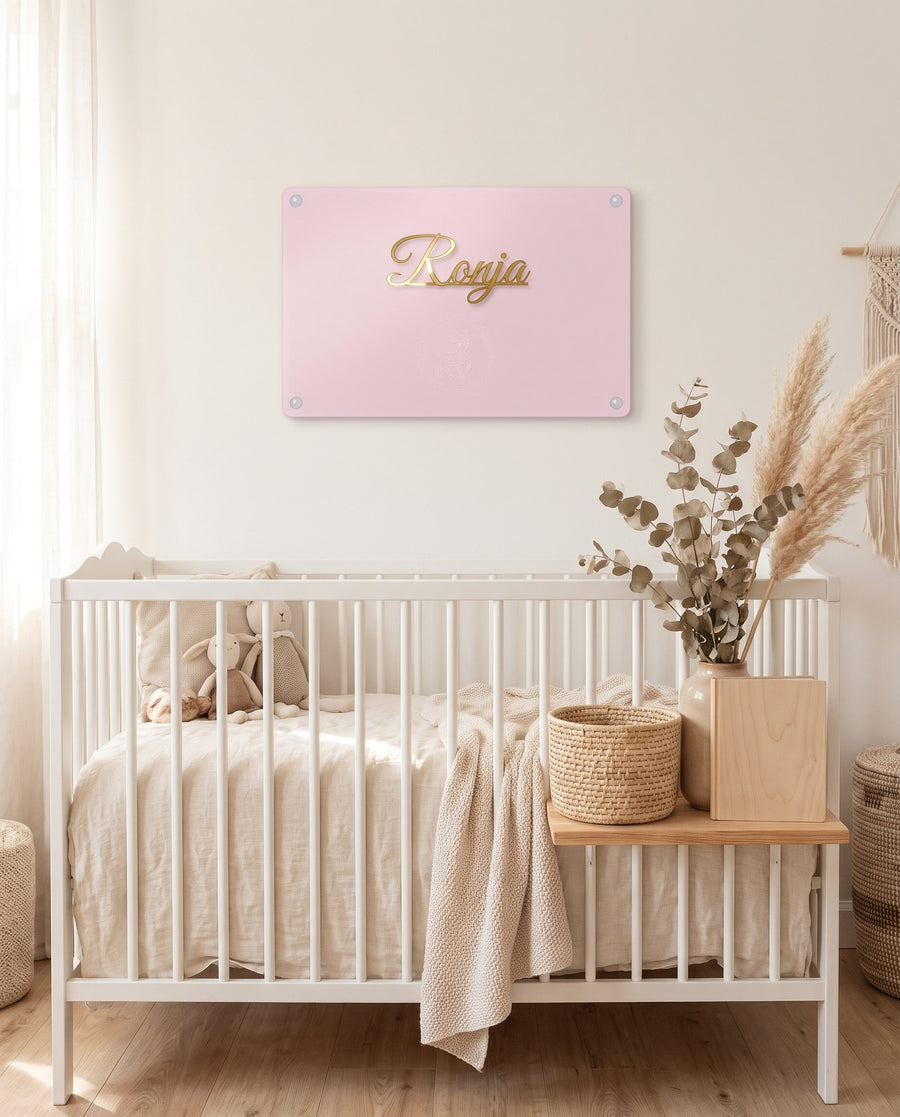 Kid: navneskilt i pink akryl med navn i spejlblank guld – i brug