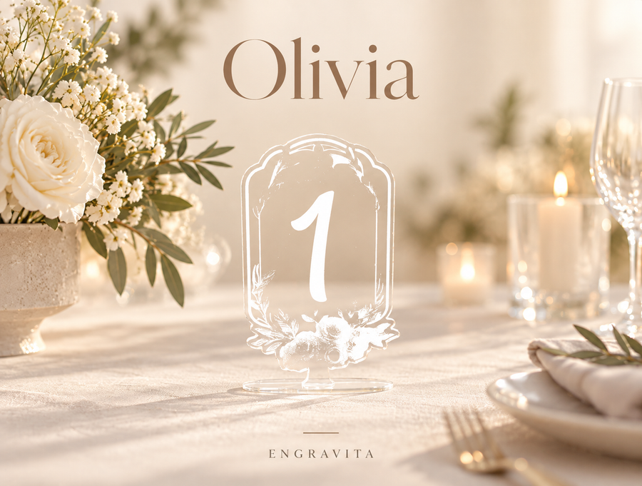 Olivia – romersk-inspirerede bordnumre i klar akryl til bryllup – minimalistisk produktplakat