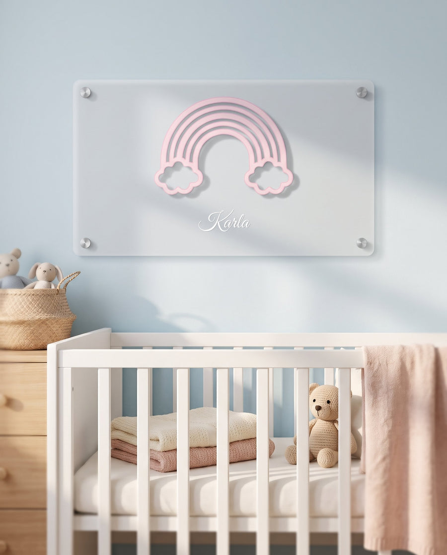 Delfin: regnbue-navneskilt i frosted og pink akryl med navn – i brug