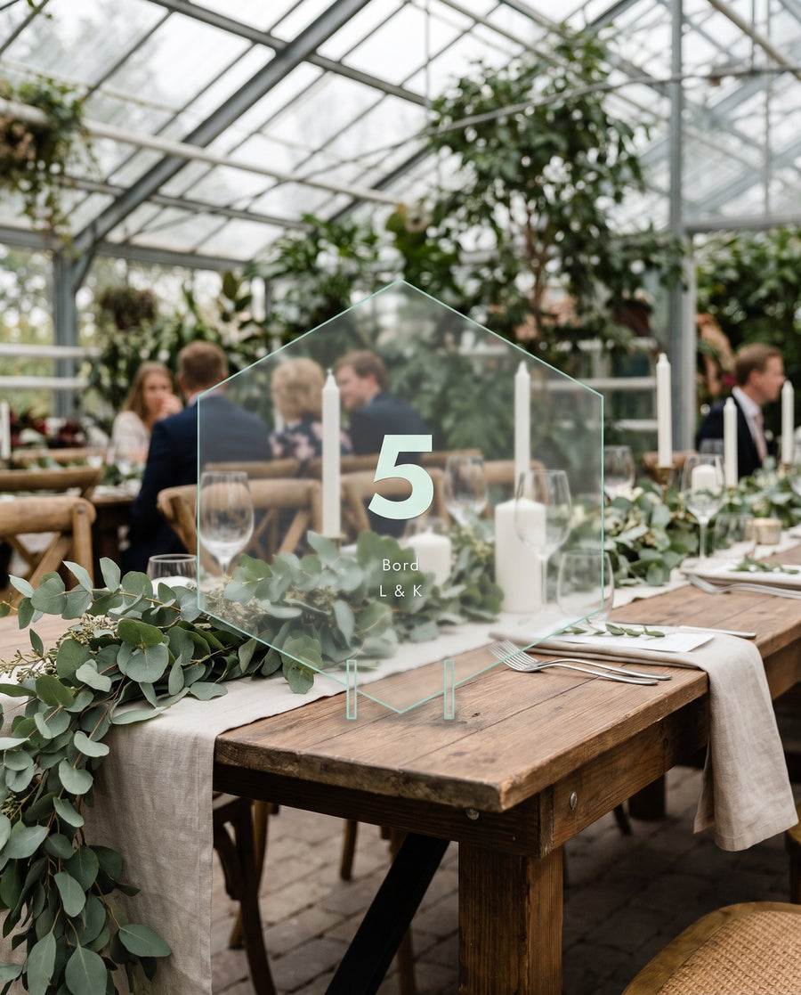 Vikke: 10 sekskantede bordnumre i glass look akryl – i brug