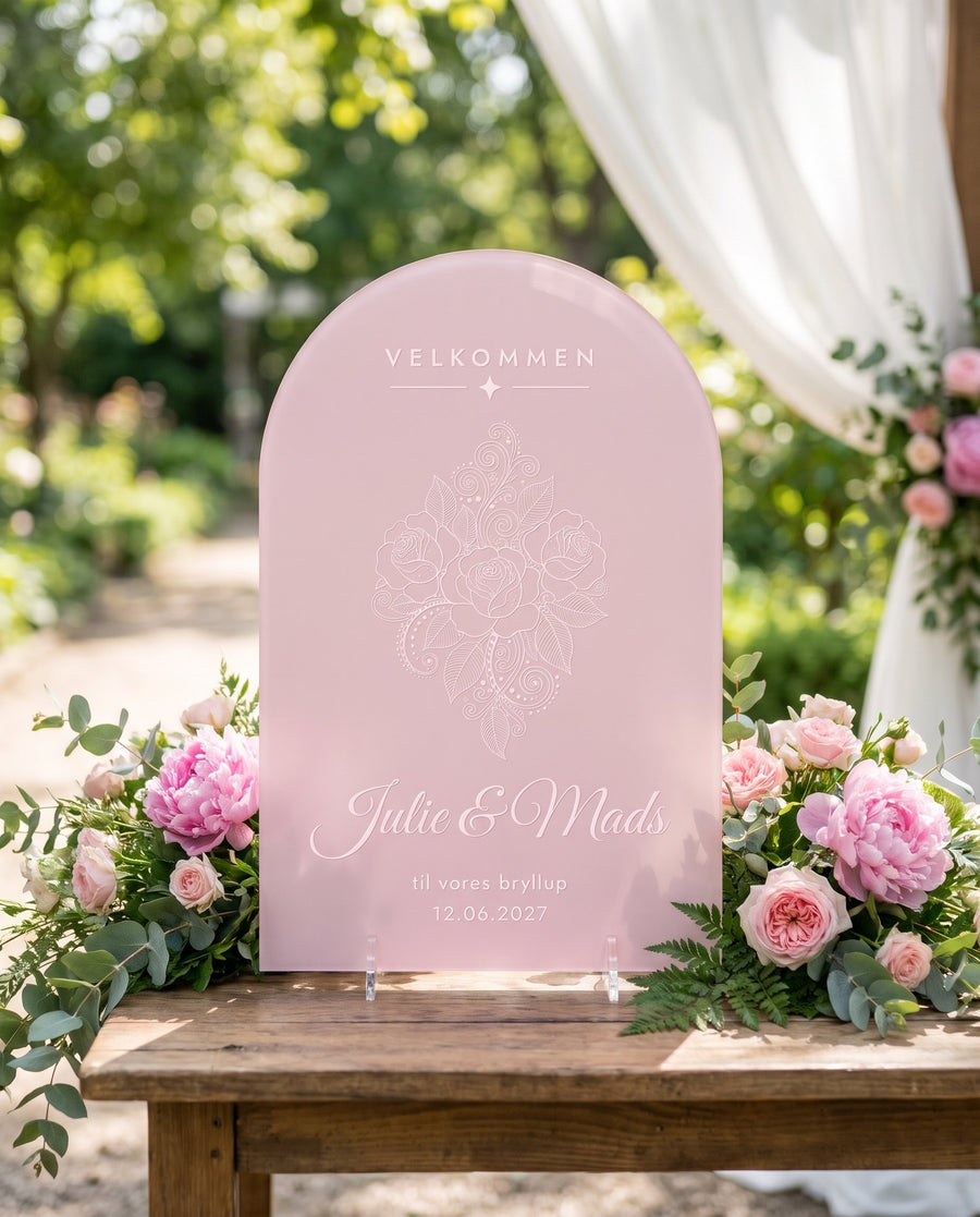 Holm: velkomstskilt i pink frosted akryl med buet top, 300 × 450 mm – i brug