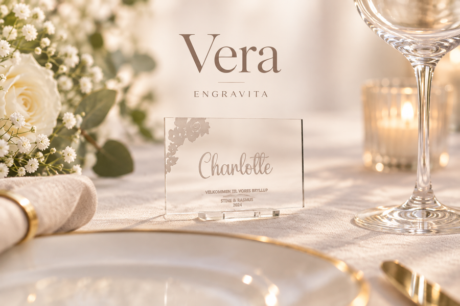 Vera – tidløse bordkort i akryl til bryllup – minimalistisk produktplakat